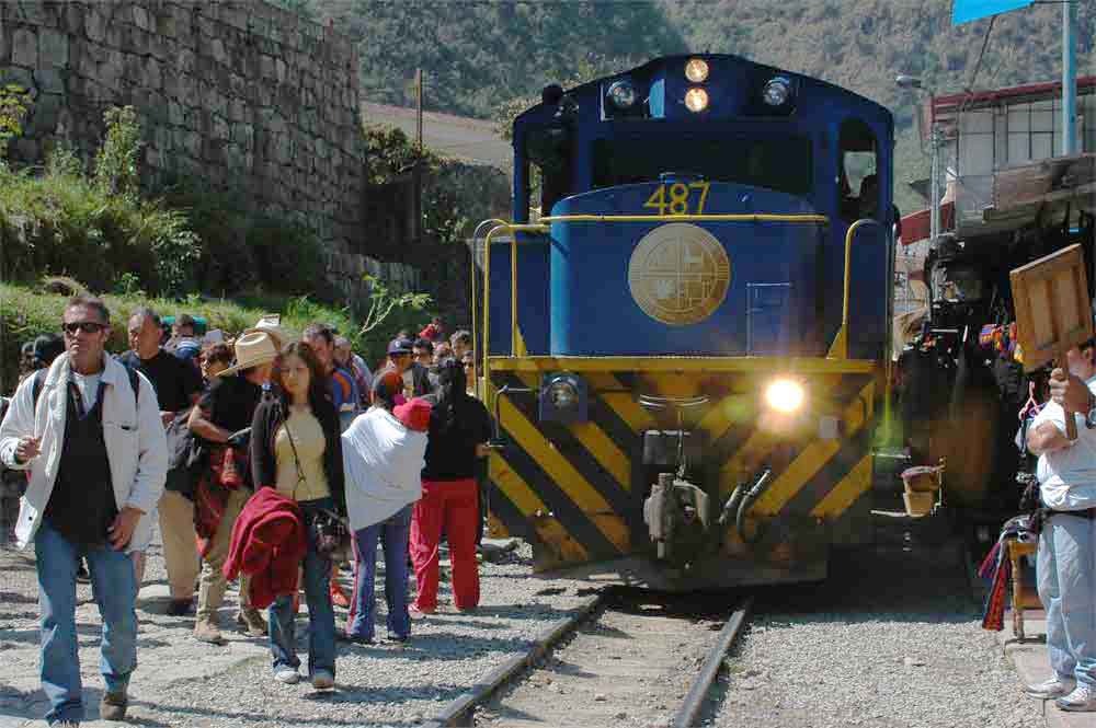 101 - Peru - Aguas Calientes, estacion de tren y tiendas